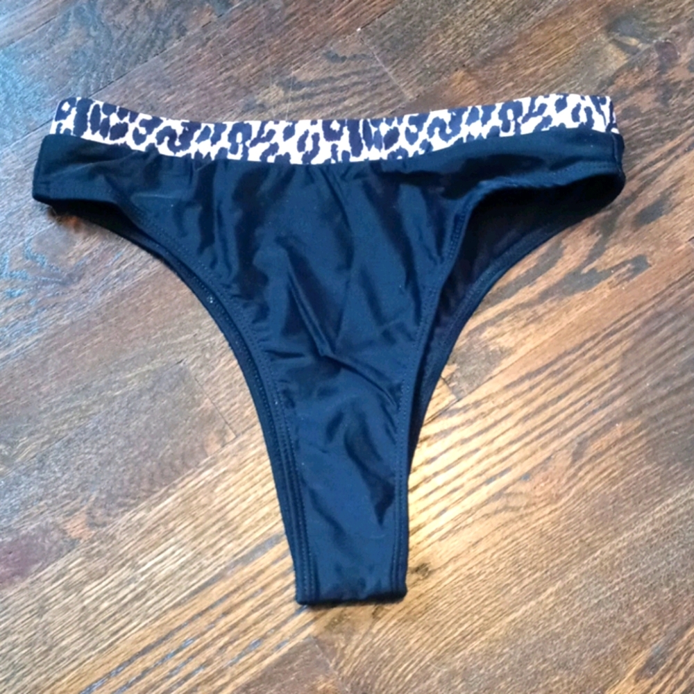 Black and leopard print bikini bottomd